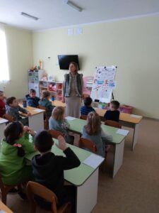 В старшій групі було проведено заняття практичним психологом з теми "Вправи на розвиток інтелектуальної та вольової готовності до школи" Мета : наблизити дітей до статусу першокласника.