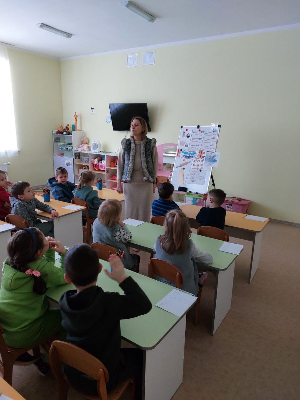 В старшій групі було проведено заняття практичним психологом з теми "Вправи на розвиток інтелектуальної та вольової готовності до школи" Мета : наблизити дітей до статусу першокласника.